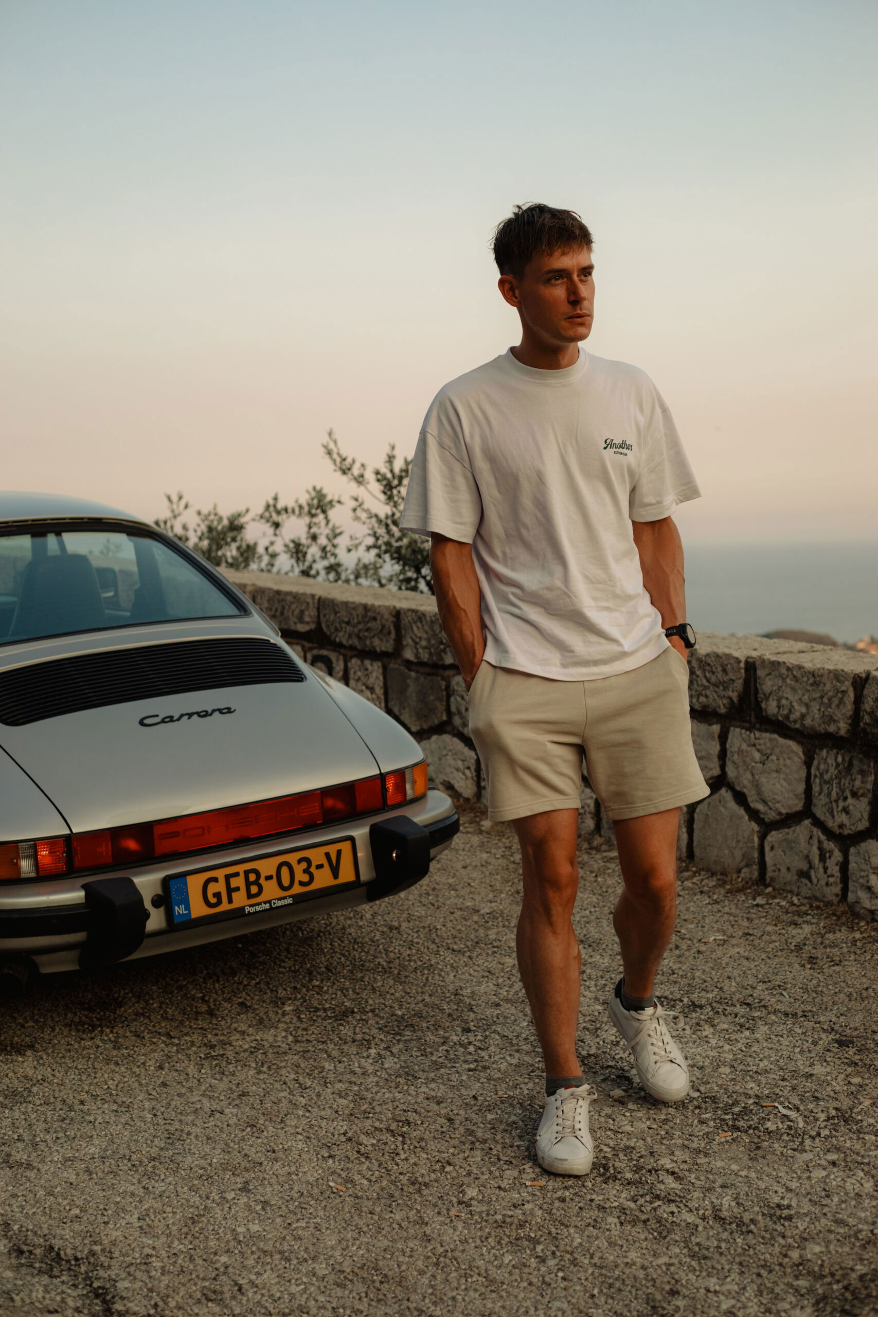 Ken Vogel neben Porsche 911 Carrera 3.2 auf Europa-Roadtrip