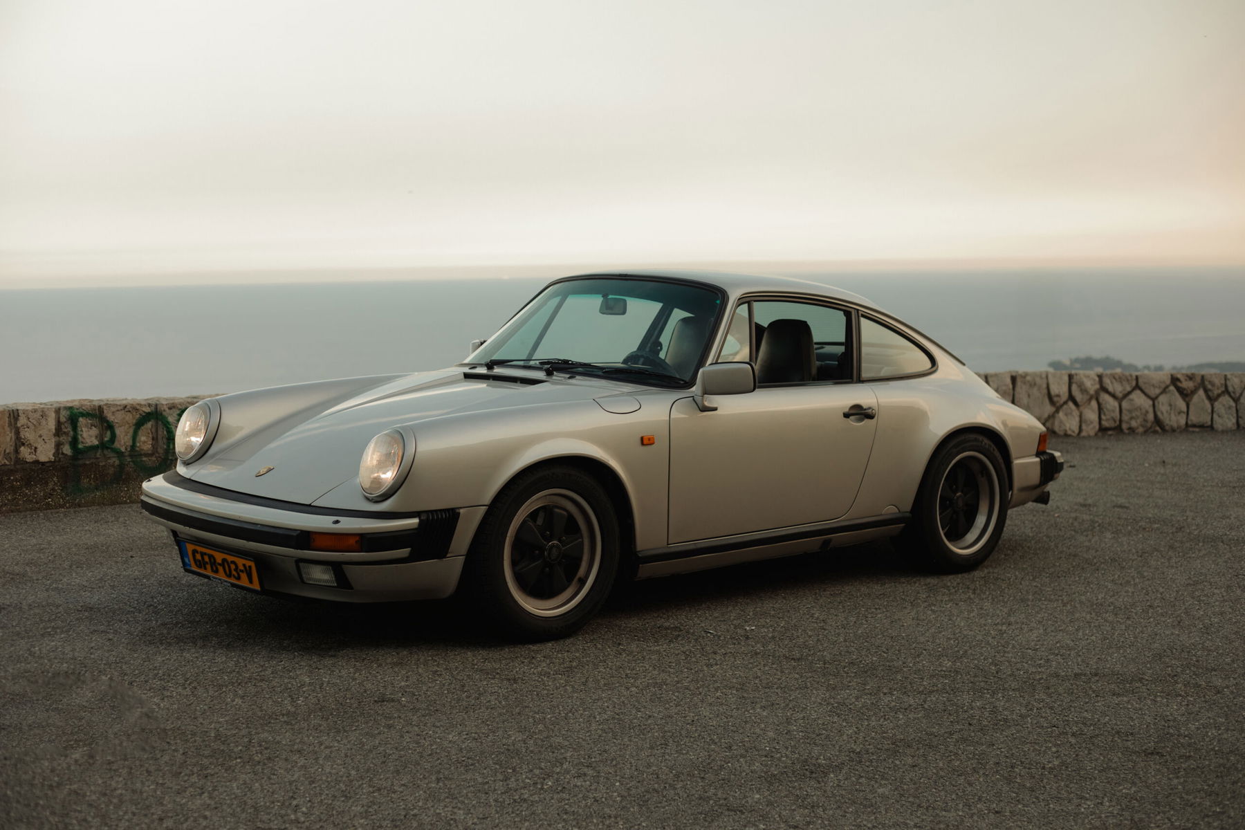 Porsche 911 Carrera 3.2 am Mittelmeer