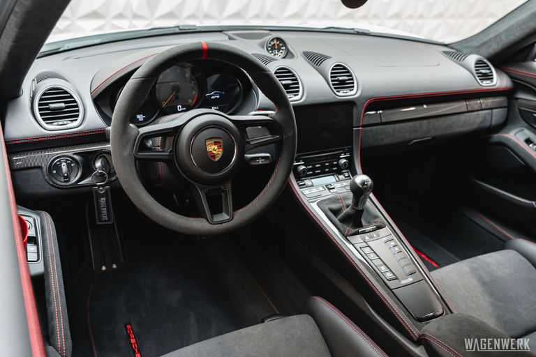 Porsche 718 Cayman GT4