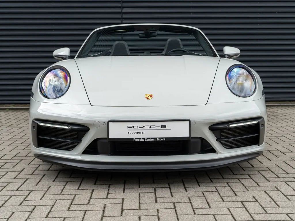 Porsche 992 Carrera 4 GTS