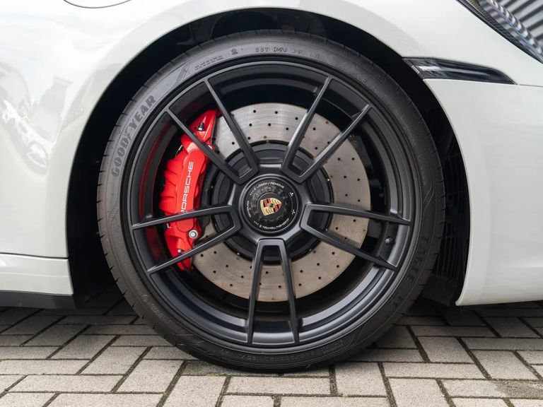 Porsche 992 Carrera 4 GTS