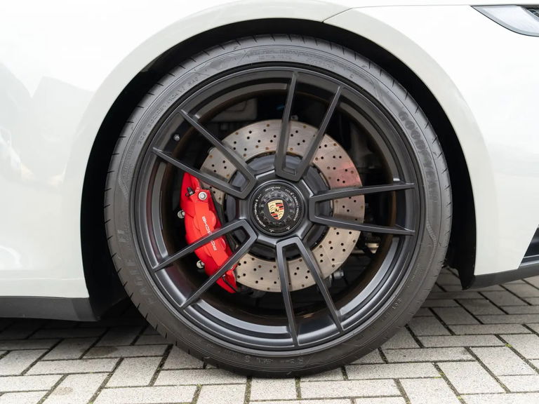 Porsche 992 Carrera 4 GTS