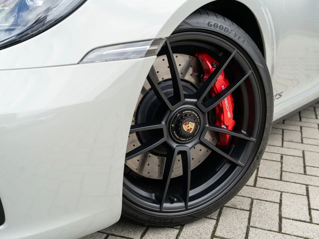 Porsche 992 Carrera 4 GTS