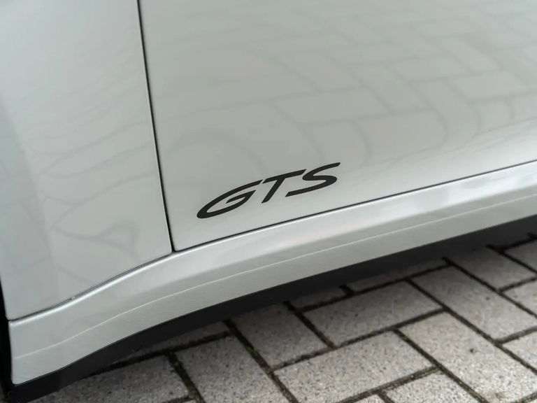 Porsche 992 Carrera 4 GTS