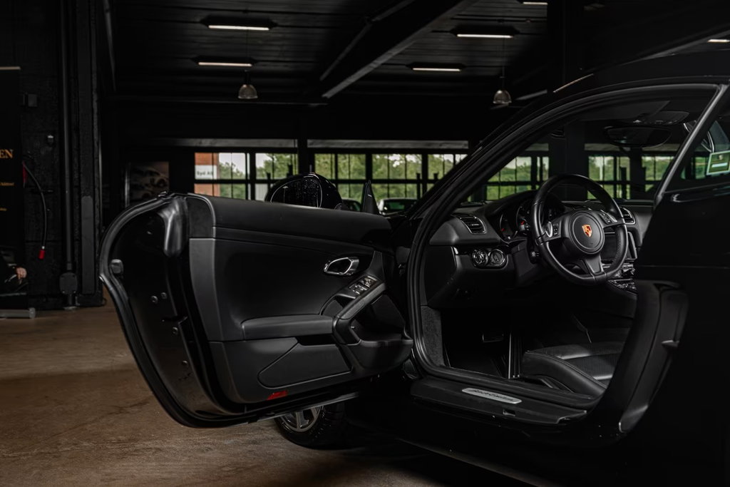 Porsche 981 Cayman Black Edition