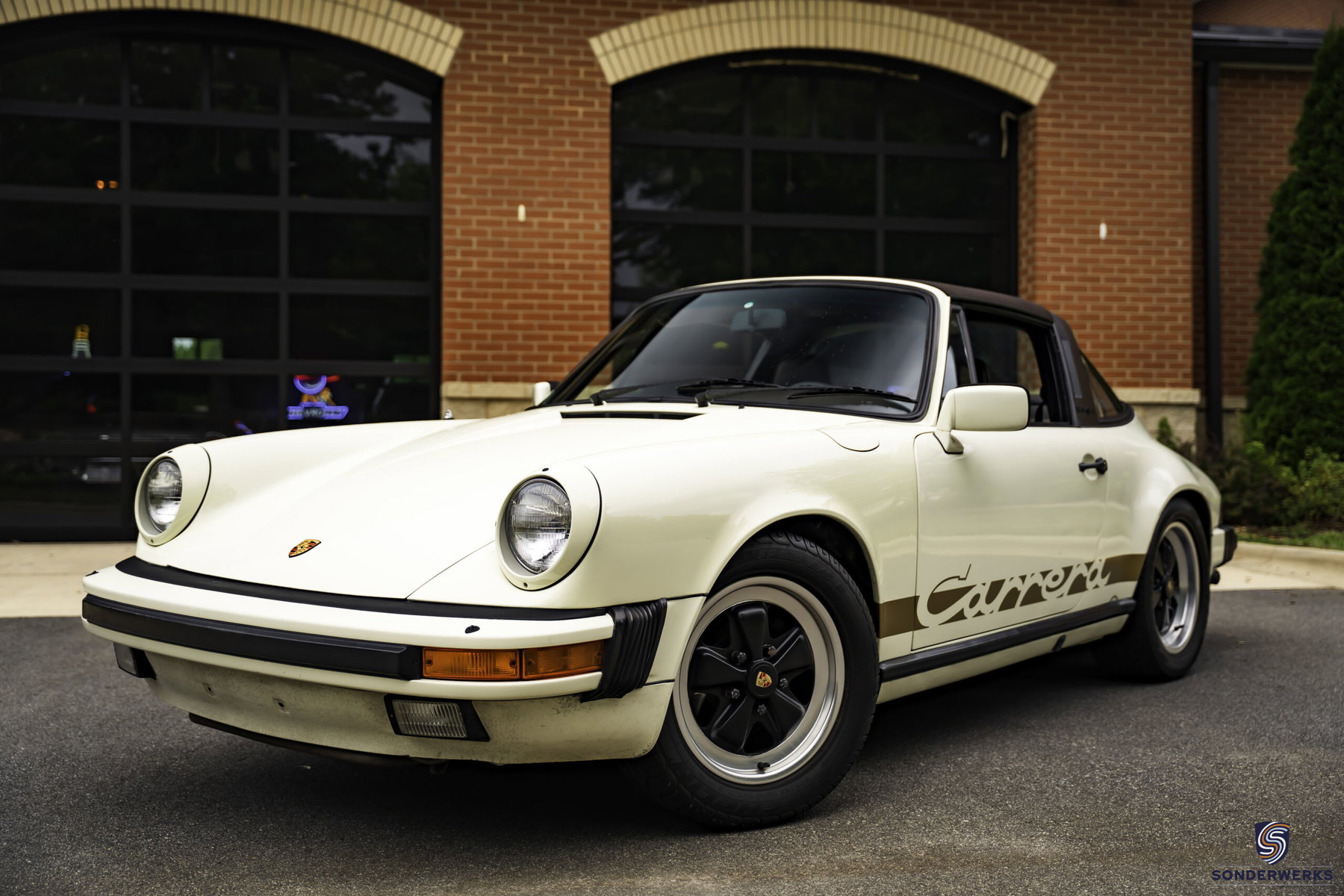 ホワイトゴールドにルビー Porsche 911 Carrera 3.2 1984 - elferspot.com - Marketplace for