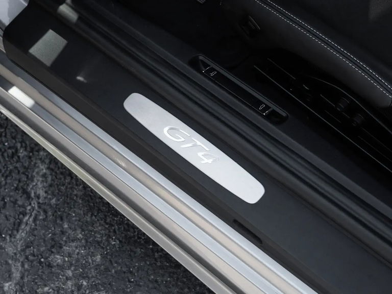 Porsche 718 Cayman GT4