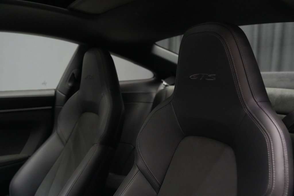 Porsche 992 Carrera 4 GTS