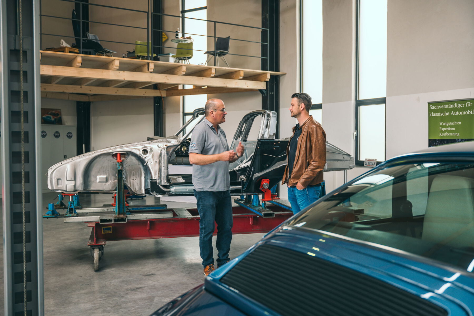 Wolfgang Hämmerlin (right) explains his Porsche purchase advice and type consultation to Richard Lindhorst at Klassik-Expertise.
