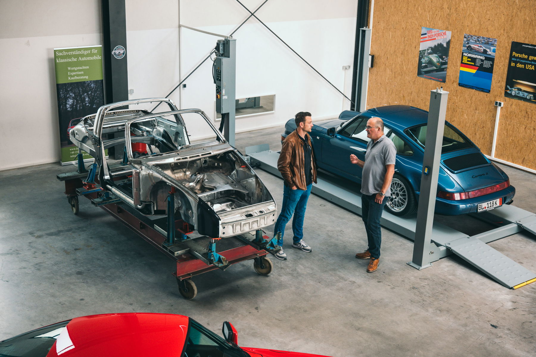 Wolfgang Hämmerlin (right) explains his Porsche purchase advice and type consultation to Richard Lindhorst at Klassik-Expertise.