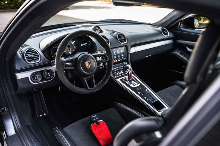 Porsche 718 Cayman GT4