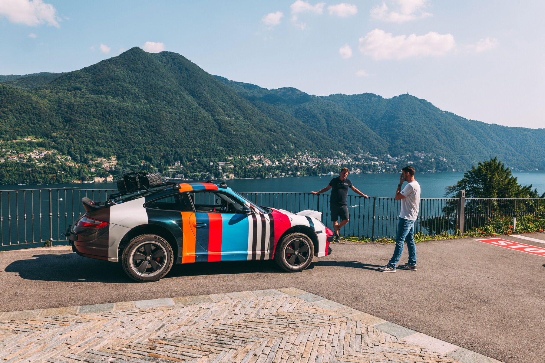 Jan Kalmar and Richard Lindhorst next to the KALMAR Beyond Adventure RS-7 Safari Porsche 911