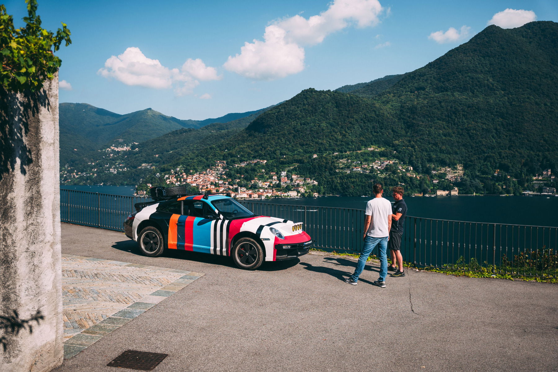 Jan Kalmar and Richard Lindhorst next to the KALMAR Beyond Adventure RS-7 Safari Porsche 911