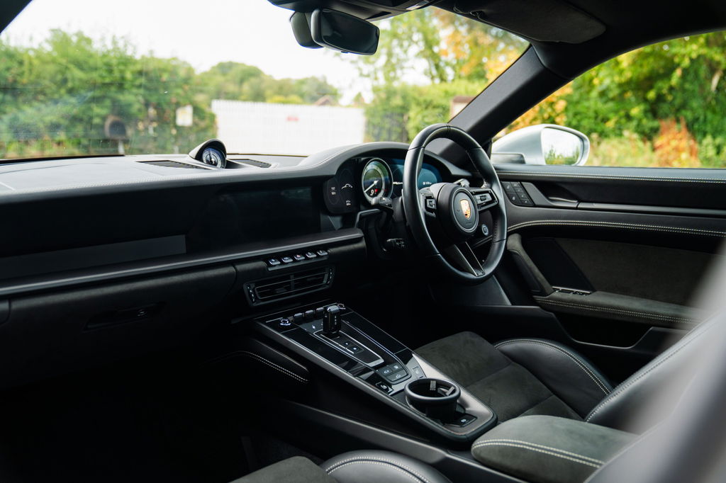 Porsche 992 Carrera 4 GTS