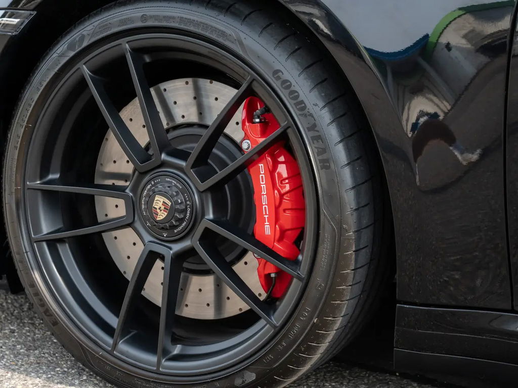 Porsche 992 Carrera 4 GTS