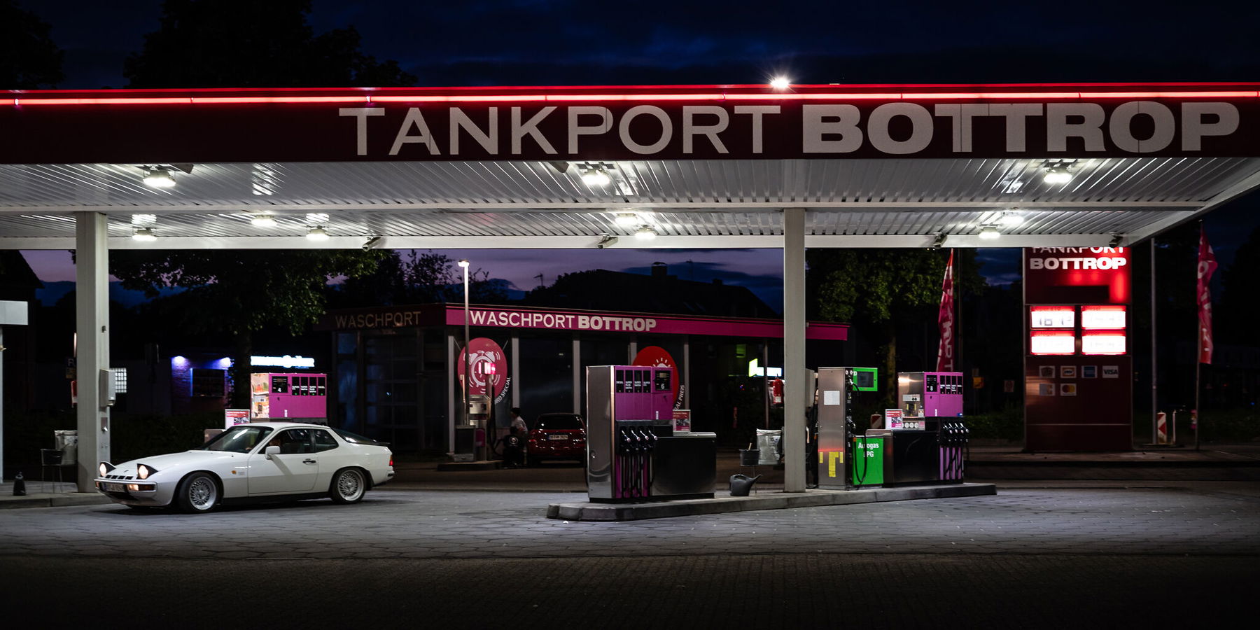 Porsche 924 Turbo at Tankport Bottrop petrol station
