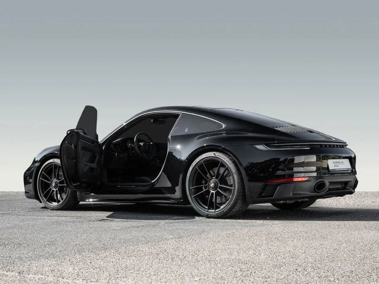 Porsche 992 Carrera 4 GTS