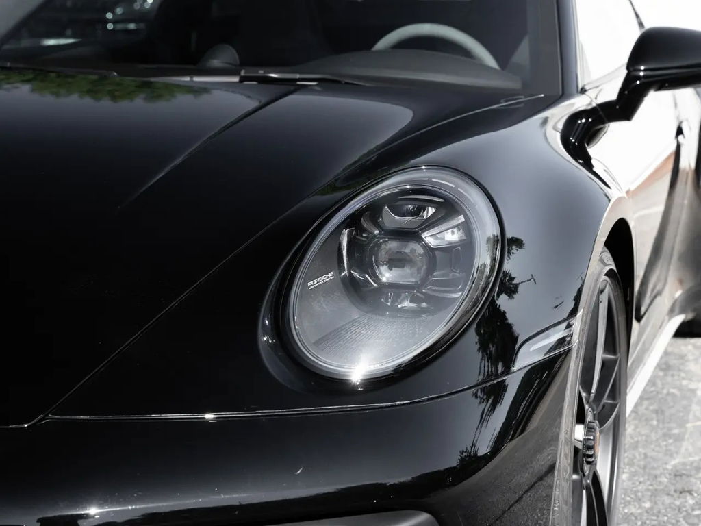 Porsche 992 Carrera 4 GTS