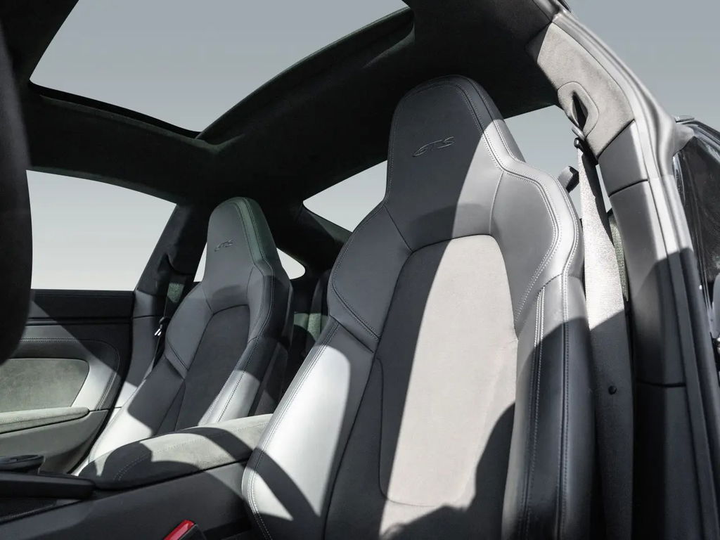 Porsche 992 Carrera 4 GTS