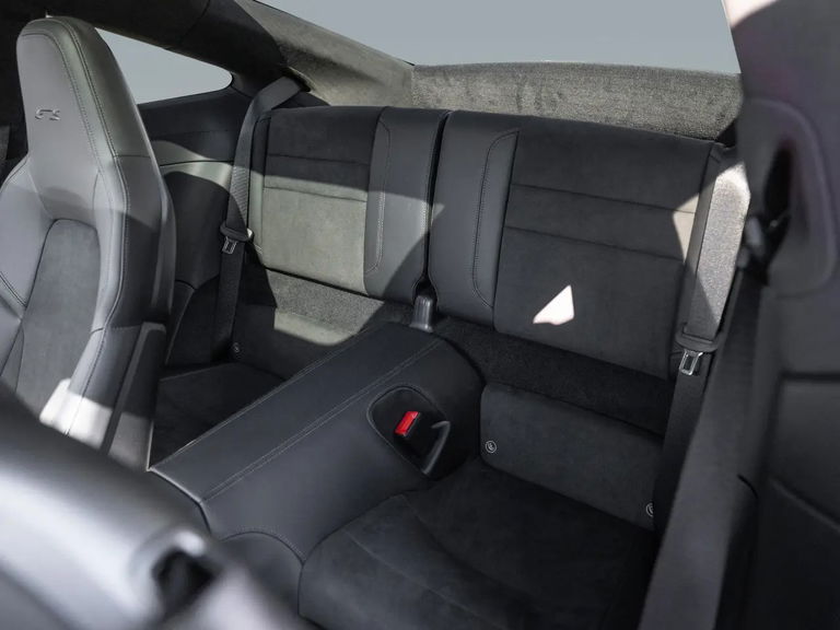 Porsche 992 Carrera 4 GTS