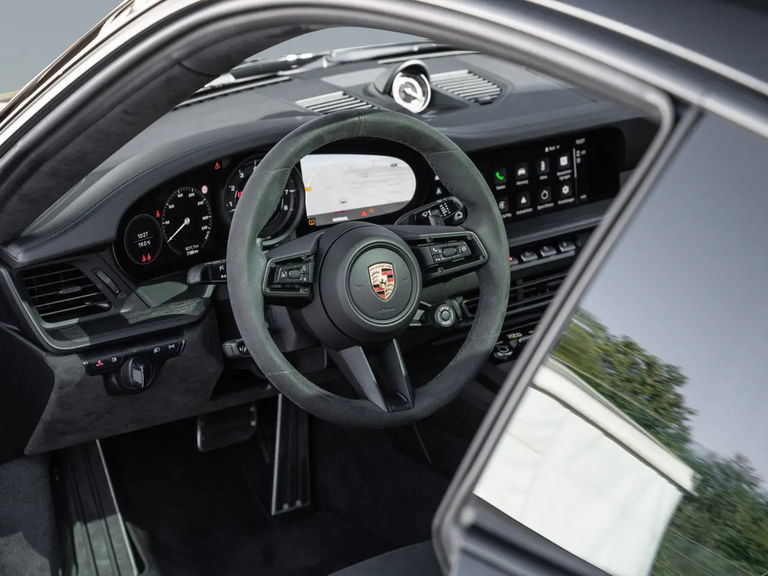 Porsche 992 Carrera 4 GTS