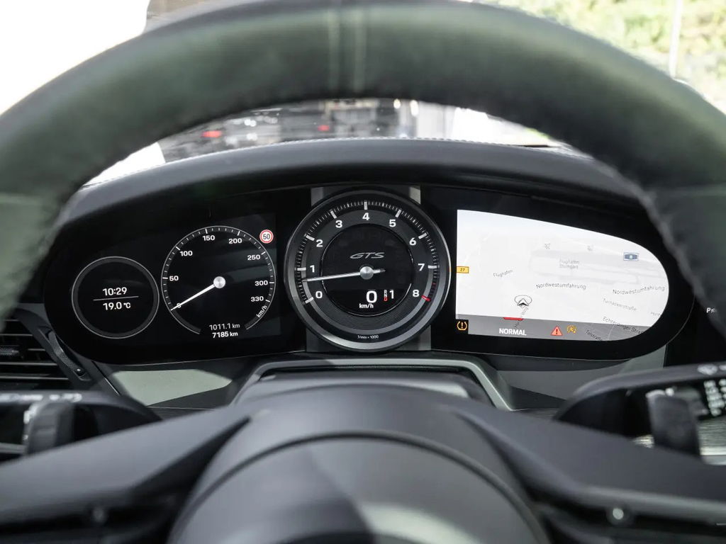 Porsche 992 Carrera 4 GTS