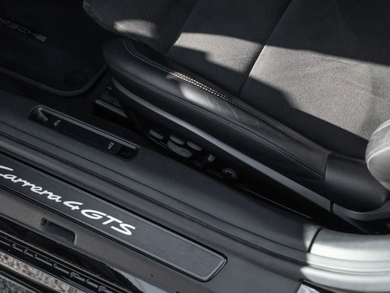 Porsche 992 Carrera 4 GTS