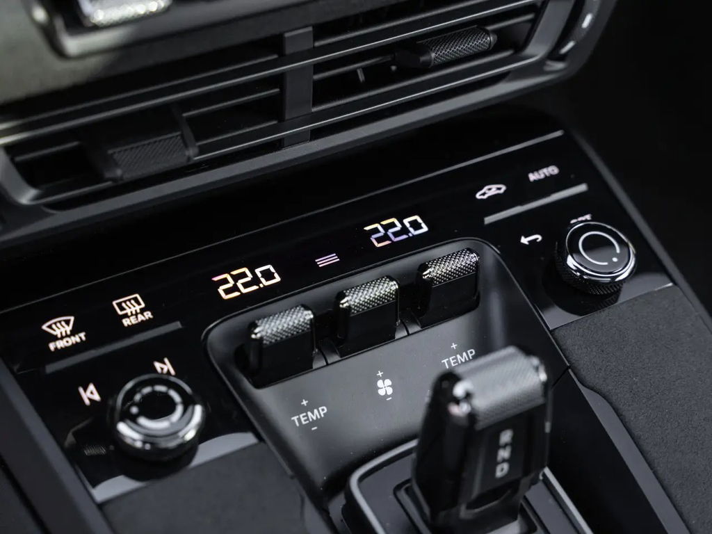 Porsche 992 Carrera 4 GTS