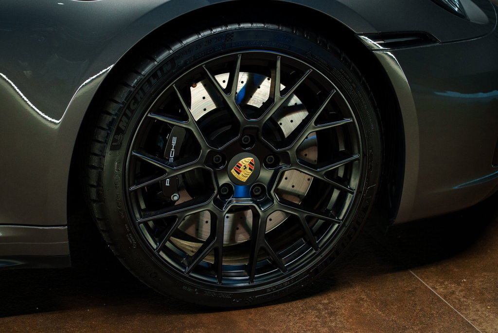 Porsche 992 Carrera 4 GTS