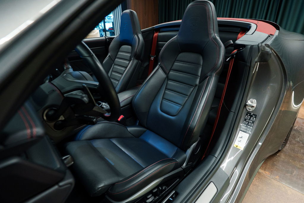 Porsche 992 Carrera 4 GTS