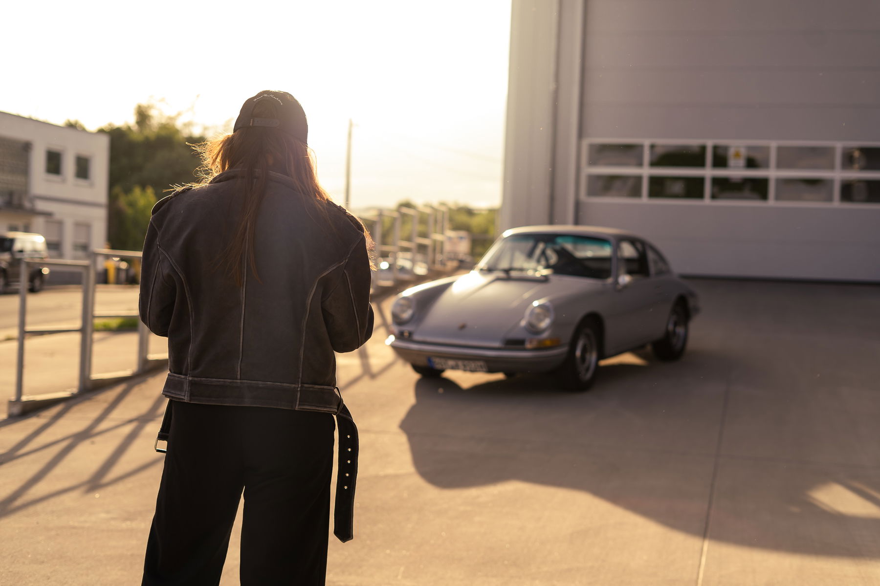 Birte Krause standing in front of her Porsche 912