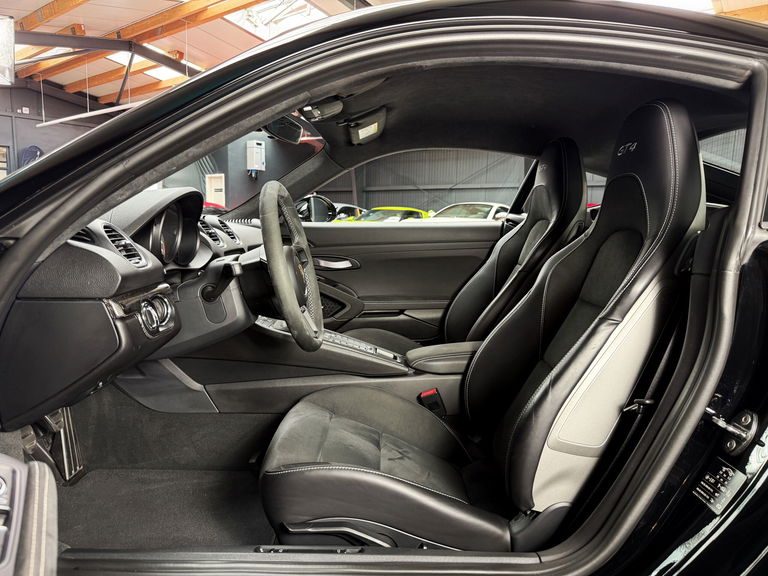 Porsche 718 Cayman GT4