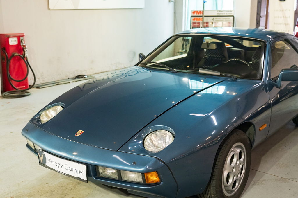 Porsche 928