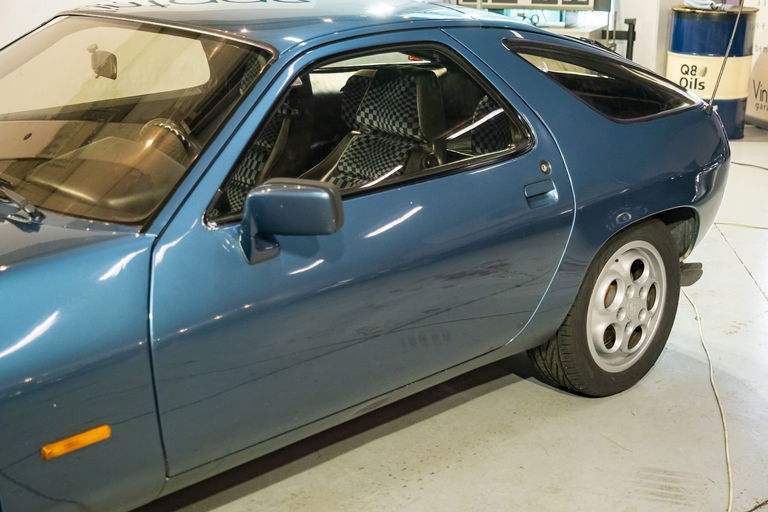 Porsche 928