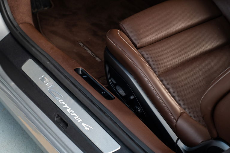 Porsche 992 Carrera 4