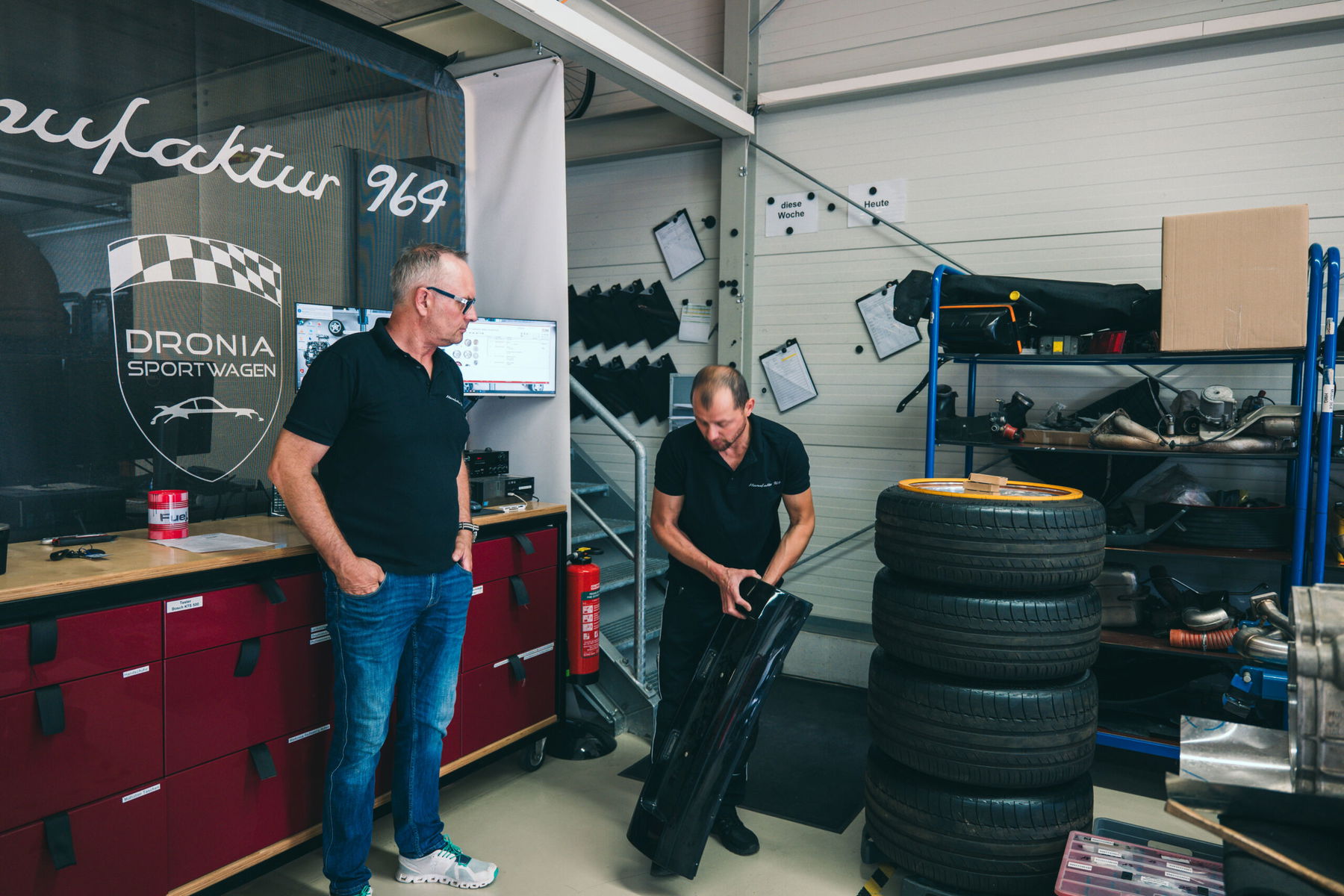 Michael Gerischer und Mitarbeiter Raul in der Manufaktur 964