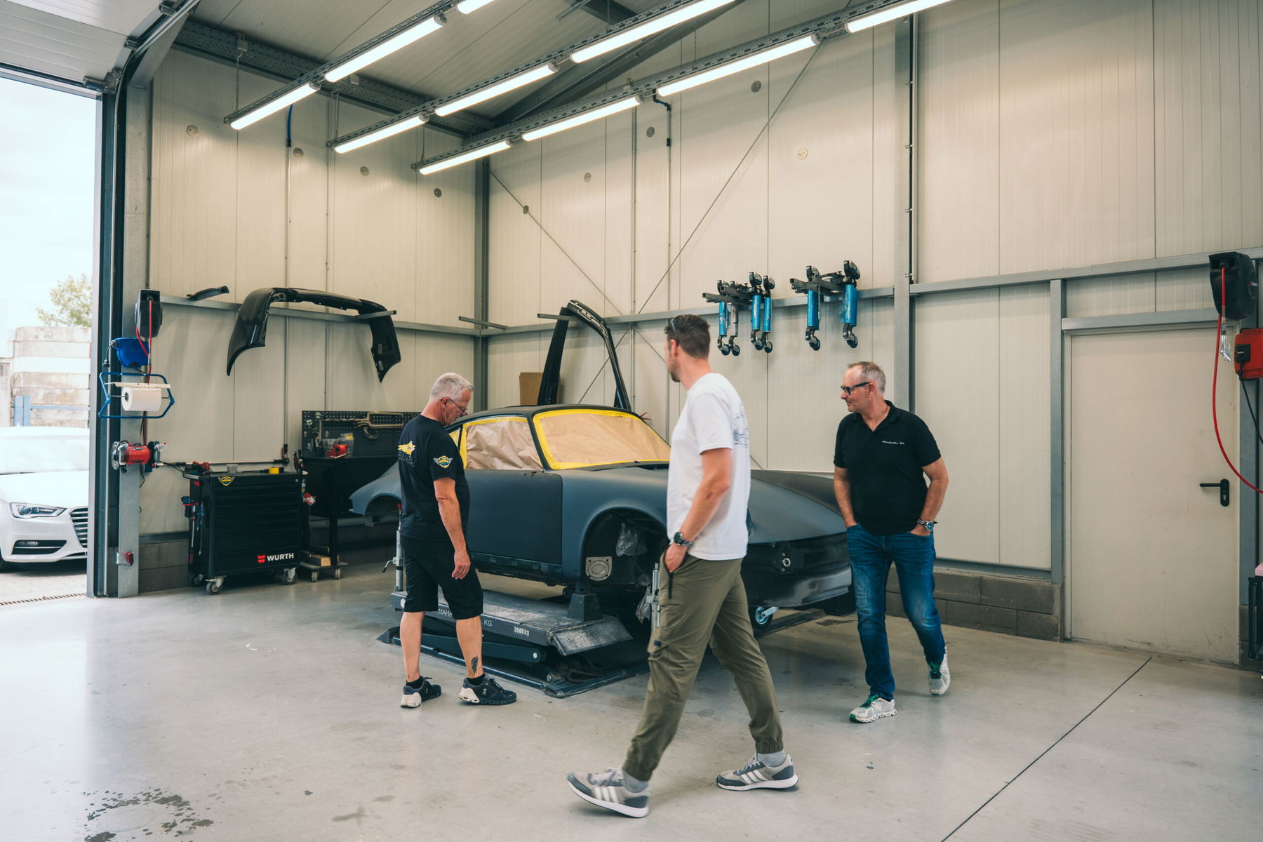 Markus Sinsig, Richard Lindhorst und Michael Gerischer vor Porsche 964 Rohkarosse für Manufaktur 964