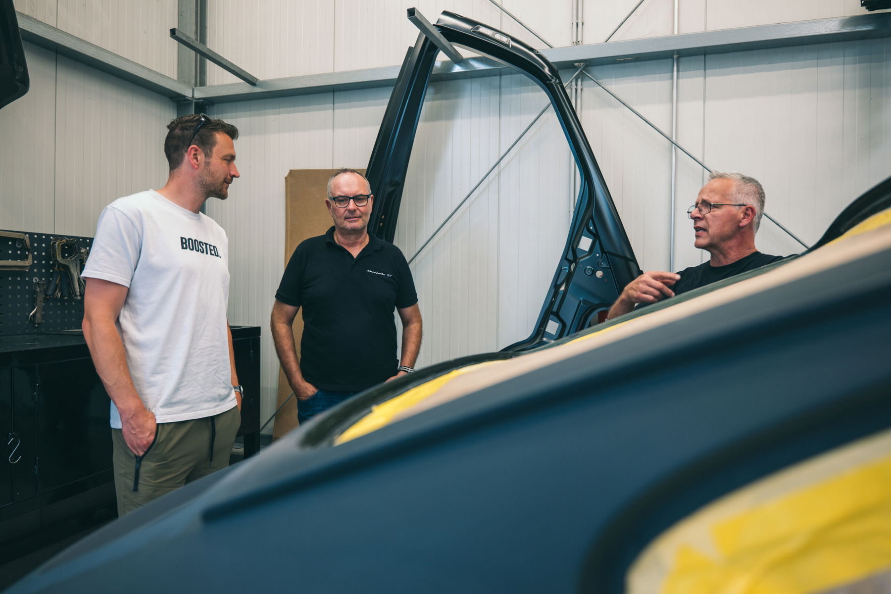 Richard Lindhorst, Markus Sinsig und Michael Gerischer hinter Porsche 964 Rohkarosse für Manufaktur 964
