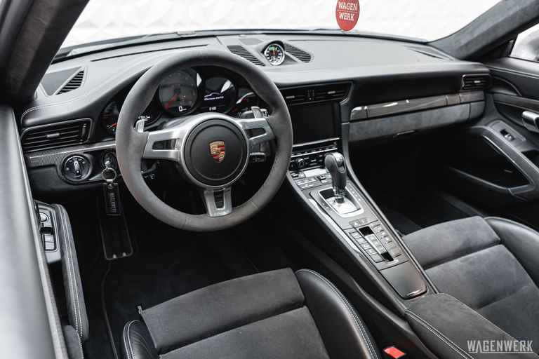 Porsche 991 Carrera 4 GTS
