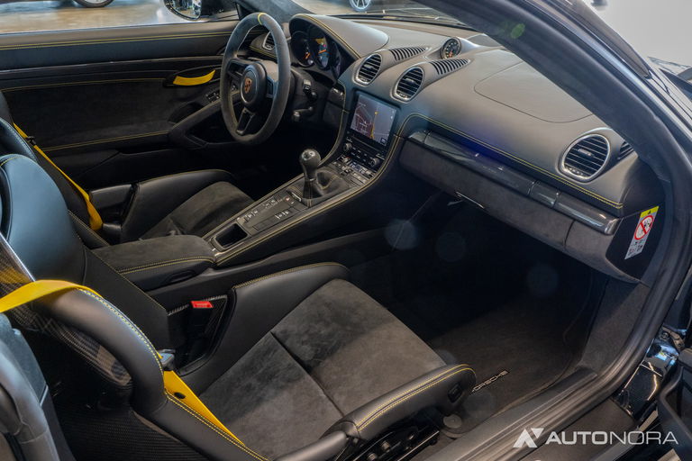 Porsche 718 Cayman GT4