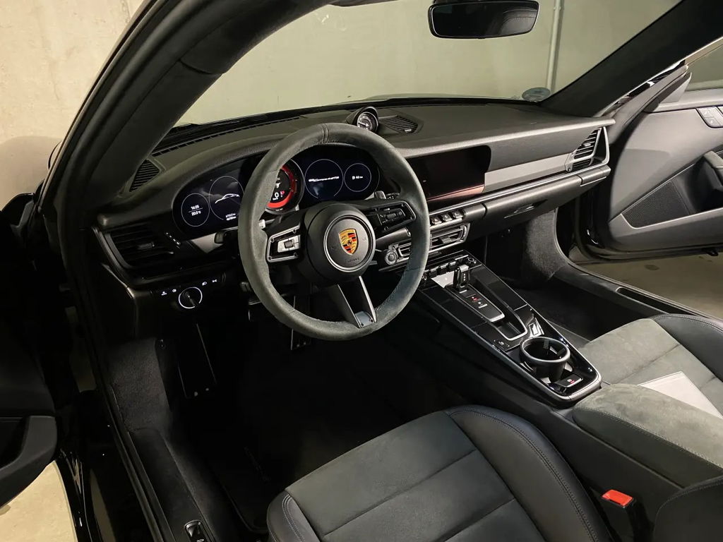 Porsche 992 Carrera 4 GTS
