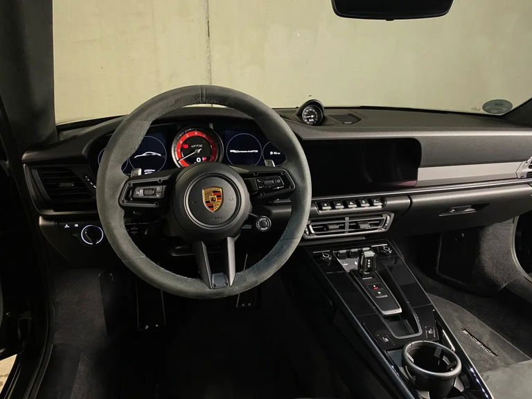 Porsche 992 Carrera 4 GTS