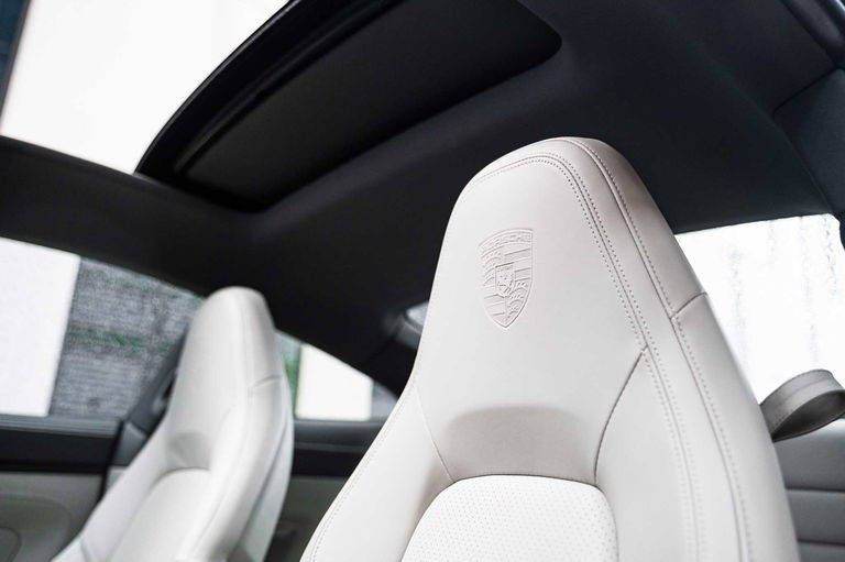 Porsche 992 Carrera 4 GTS