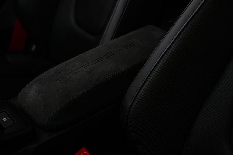 Porsche 992 Carrera 4 GTS