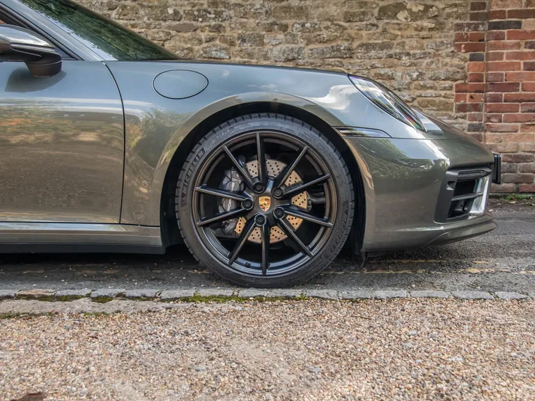 Porsche 992 Carrera 4