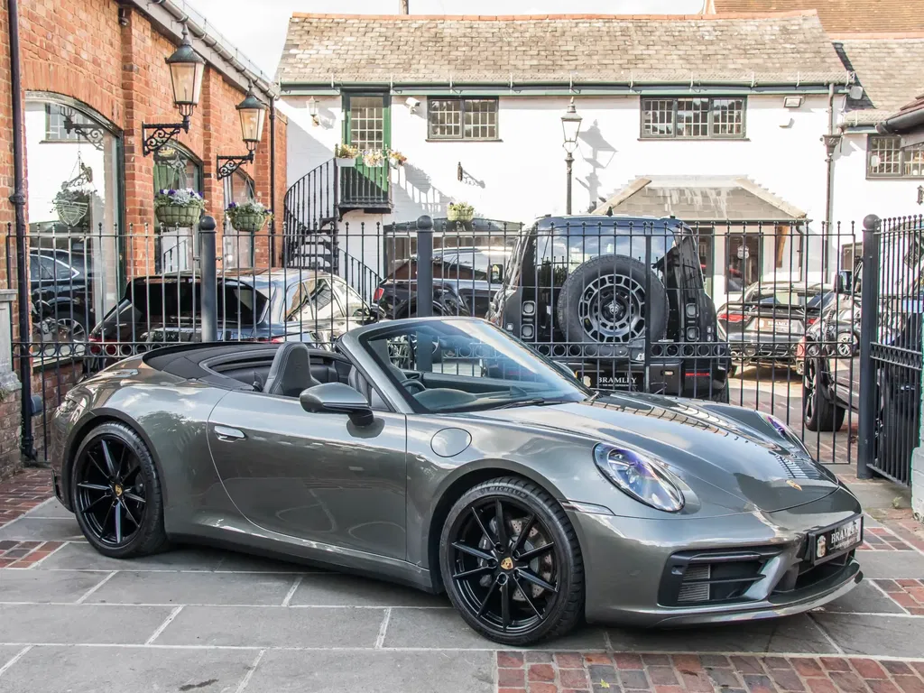 Porsche 992 Carrera 4