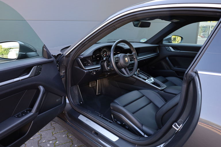 Porsche 992 Carrera 4