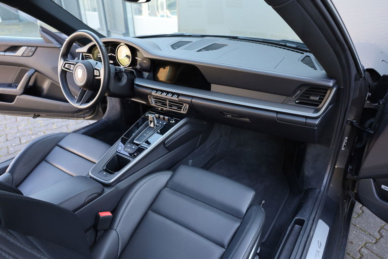 Porsche 992 Carrera 4