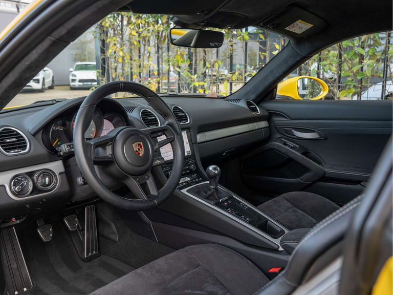 Porsche 718 Cayman GT4