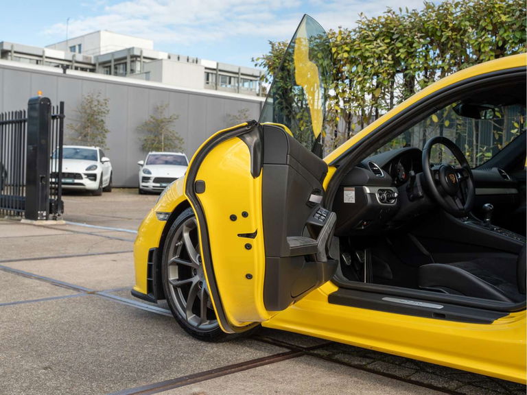 Porsche 718 Cayman GT4